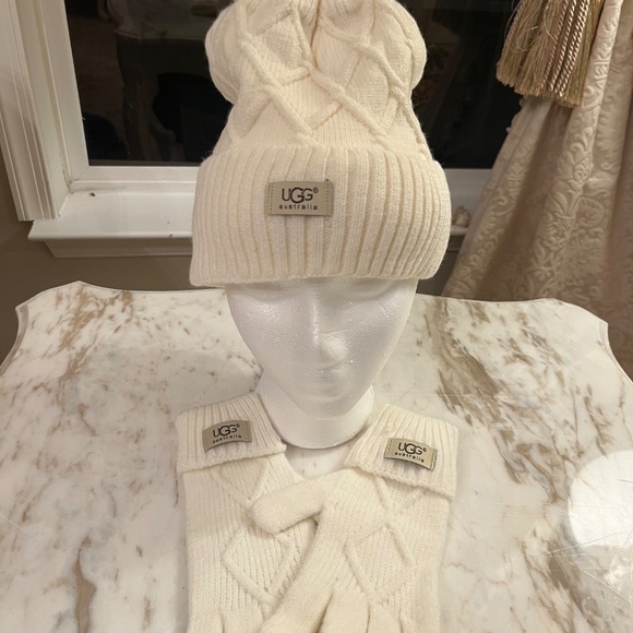 UGG CREAM BEANIE GLOVE SET NWT - Picture 6 of 12